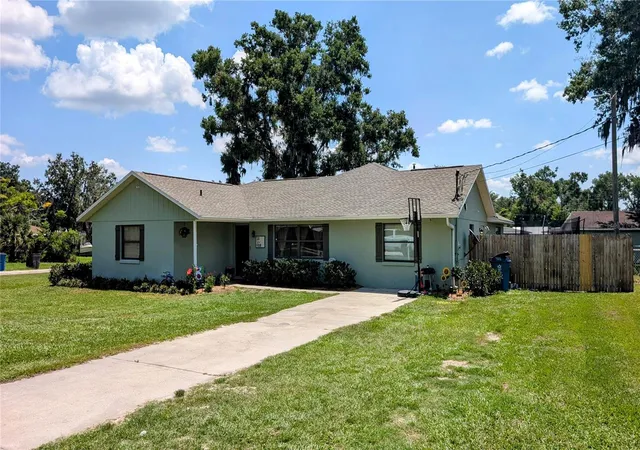Photo 3 of Single family home for sale at 624 N Lanier Ave, Fort Meade, FL 33841 | MLS# P4938117 | Listing updated on 2026-10-20