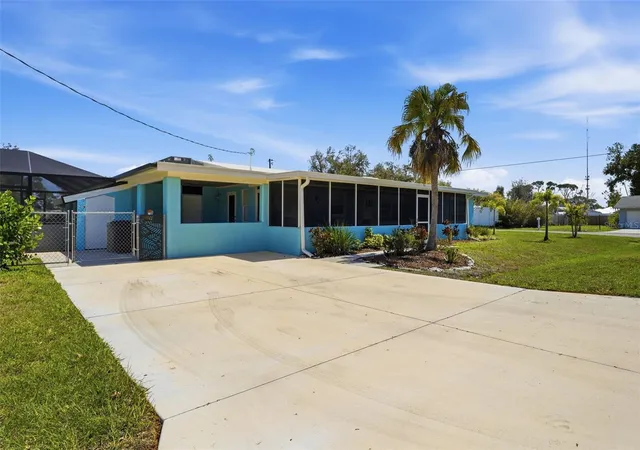 Photo 1 of Single family home for sale at 2400 Pine Ct, Nokomis, FL 34275 | MLS# A4685853 | Listing updated on 2026-10-08