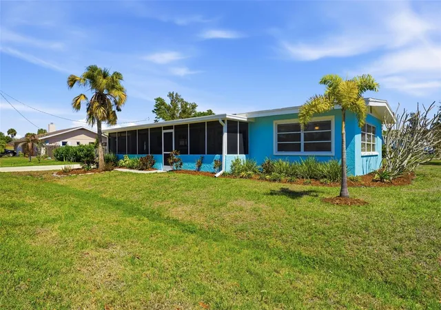 Photo 3 of Single family home for sale at 2400 Pine Ct, Nokomis, FL 34275 | MLS# A4685853 | Listing updated on 2026-10-08