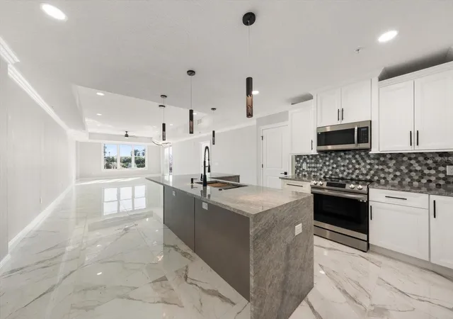5th image of 211 Dolphin Pt #203, Clearwater Beach, FL 33767 | MLS# TB8485699