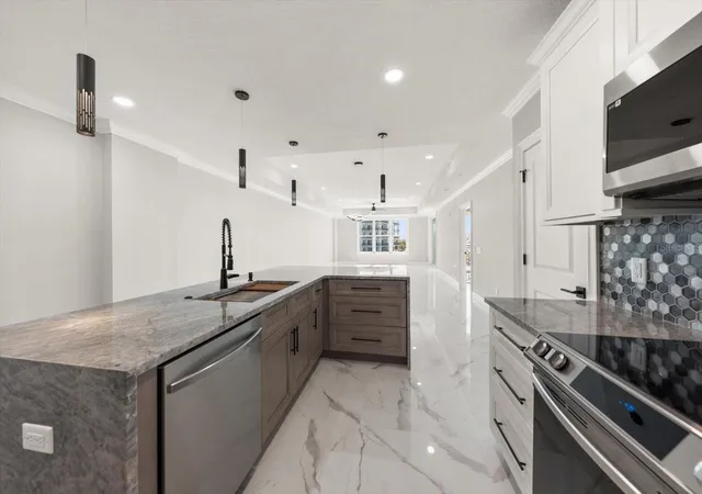 5th image of 211 Dolphin Pt #303, Clearwater Beach, FL 33767 | MLS# TB8485711
