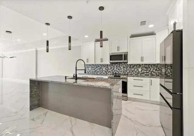 5th image of 211 Dolphin Pt #401, Clearwater Beach, FL 33767 | MLS# TB8485717
