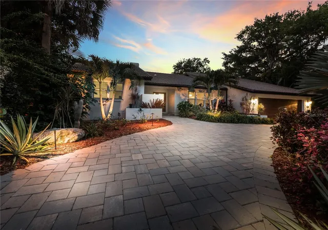 Photo 1 of Single family home for sale at 5231 Siesta Cvs Dr, Sarasota, FL 34242 | MLS# A4686013 | Listing updated on 2026-03-21