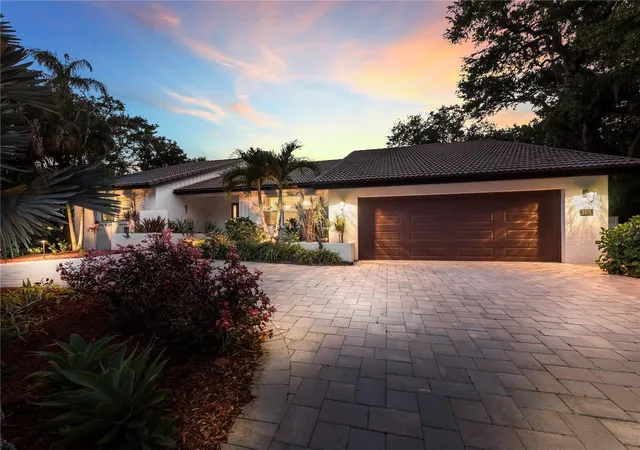 Photo 2 of Single family home for sale at 5231 Siesta Cvs Dr, Sarasota, FL 34242 | MLS# A4686013 | Listing updated on 2026-03-21
