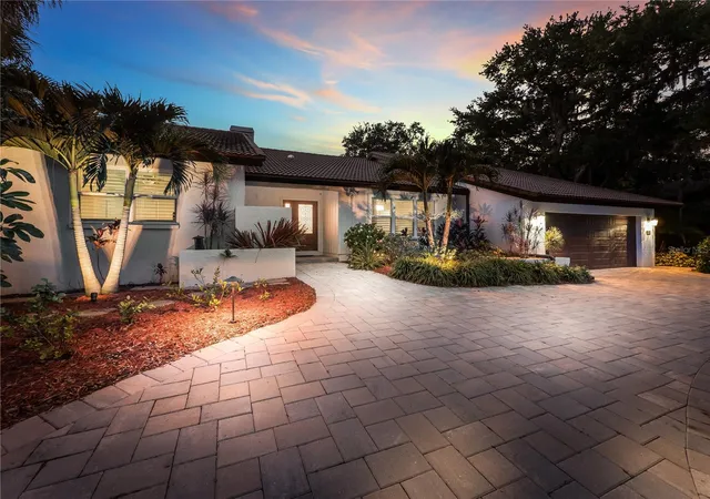 Photo 3 of Single family home for sale at 5231 Siesta Cvs Dr, Sarasota, FL 34242 | MLS# A4686013 | Listing updated on 2026-03-21