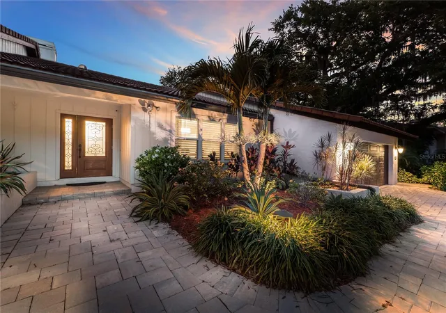 Photo 4 of Single family home for sale at 5231 Siesta Cvs Dr, Sarasota, FL 34242 | MLS# A4686013 | Listing updated on 2026-03-21