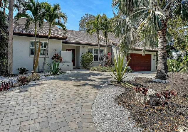 Photo 5 of Single family home for sale at 5231 Siesta Cvs Dr, Sarasota, FL 34242 | MLS# A4686013 | Listing updated on 2026-03-21