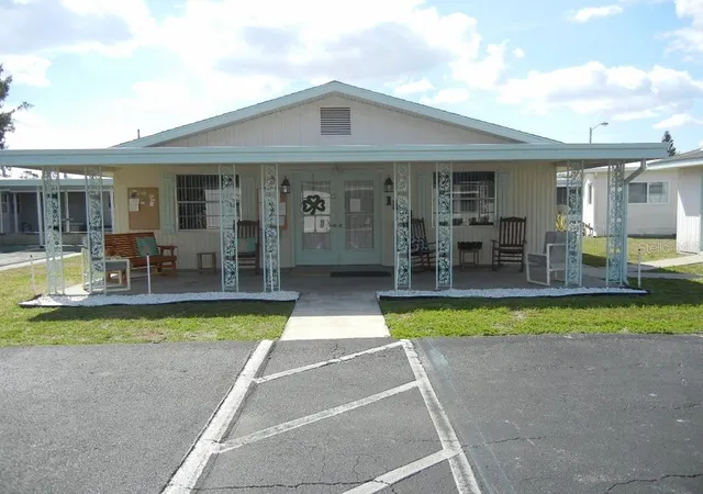 Homes for sale in Tavares, FL | 212 Rue De Pont, Tavares, FL 32778 | MLS# G5109515