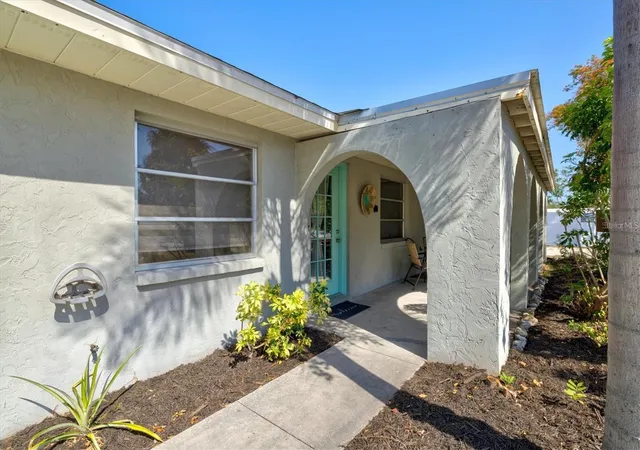 3rd image of 2214 Michele Dr, Sarasota, FL 34231 | MLS# A4686063