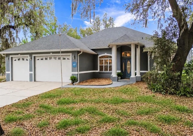 Single family home for sale at 507 Dowling Cir, LADY LAKE, FL 32159 | MLS# G5109536