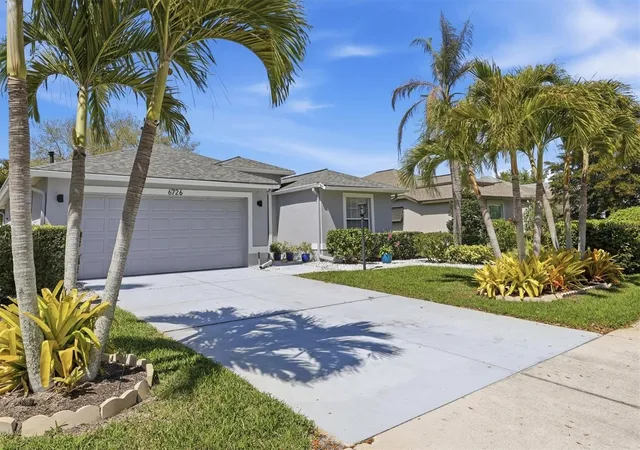 Homes for sale in Sarasota, FL | 6726 W Country Club Ln, Sarasota, FL 34243 | MLS# A4686098