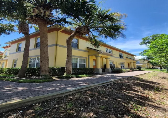 Townhouse for sale at 3845 Is Way, ST PETERSBURG, FL 33705 | MLS# O6390546