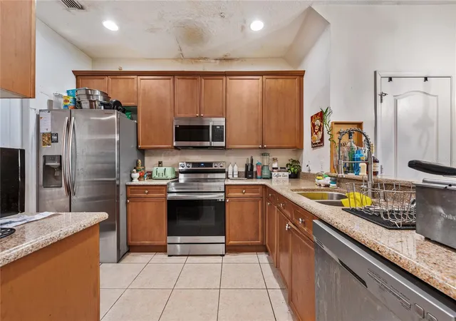 Photo 3 of Sale Pending at 6039 Strada Isle Way, Orlando, FL 32835 | MLS# O6390652 | Listing updated on 2026-09-03