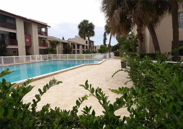 2nd image of 3836 N Lake Dr, TAMPA, FL 33614