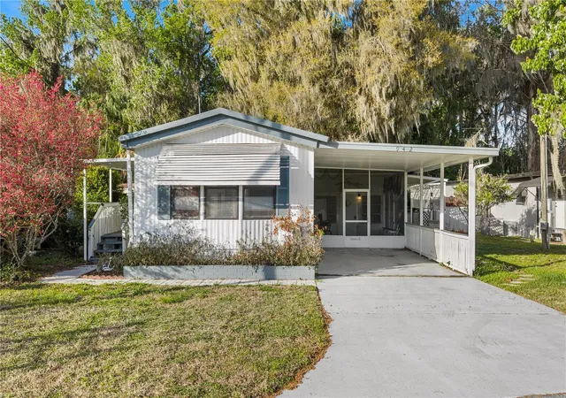 Homes for sale in Lake Panasoffkee, FL | 942 Cr 461, Lake Panasoffkee, FL 33538 | MLS# OM720891