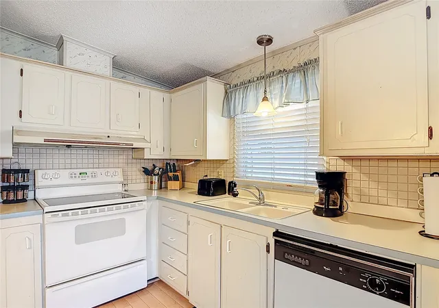 Photo 4 of Manufactured home for sale at 10321 Marinette Ave, Hudson, FL 34667 | MLS# W7883918 | Listing updated on 2026-10-02