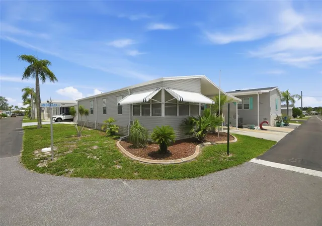 Photo 3 of Manufactured home for sale at 6907 Americana Dr Ne #101, St Petersburg, FL 33702 | MLS# TB8486983 | Listing updated on 2026-09-12