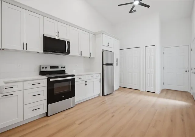 Photo 3 of Townhouse for sale at 1411 Oak Pl #B, Apopka, FL 32712 | MLS# O6391040 | Listing updated on 2026-09-30