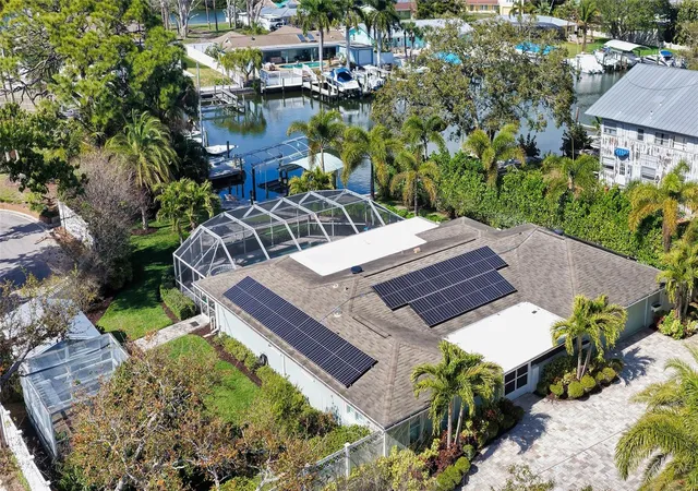 Photo 2 of Single family home for sale at 121 Holly Ave, Sarasota, FL 34243 | MLS# A4686397 | Listing updated on 2026-09-23