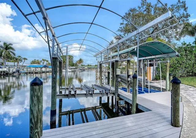 Photo 3 of Single family home for sale at 121 Holly Ave, Sarasota, FL 34243 | MLS# A4686397 | Listing updated on 2026-09-23