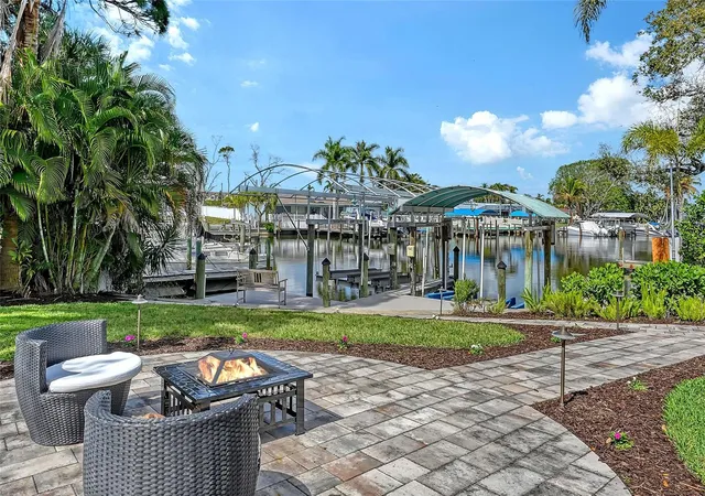 Photo 3 of Single family home for sale at 121 Holly Ave, Sarasota, FL 34243 | MLS# A4686397 | Listing updated on 2026-09-23