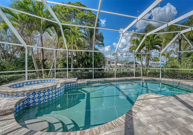 Photo 4 of Single family home for sale at 121 Holly Ave, Sarasota, FL 34243 | MLS# A4686397 | Listing updated on 2026-09-23