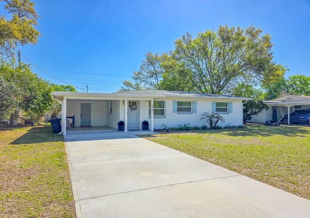 Photo 3 of Single family home for sale at 1807 Golfview Blvd, South Daytona, FL 32119 | MLS# V4947934 | Listing updated on 2026-09-13