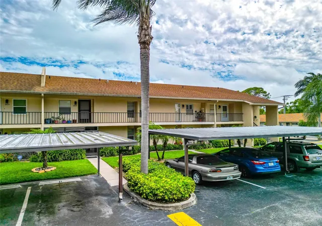 Photo 3 of Condo for sale at 2657 Woodgate Ln #E4, Sarasota, FL 34231 | MLS# A4686420 | Listing updated on 2026-06-18