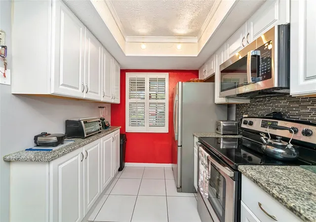 Listing Photo 5 - Condo for sale in building located at 2657 Woodgate Ln, SARASOTA, FL 34231 - Unit #E4