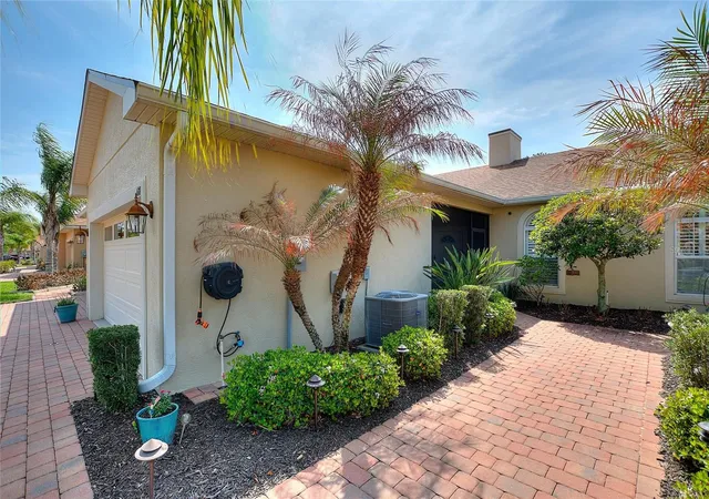 Photo 2 of Single family home for sale at 1678 Linz Ct, Winter Haven, FL 33884 | MLS# L4960316 | Listing updated on 2026-09-19