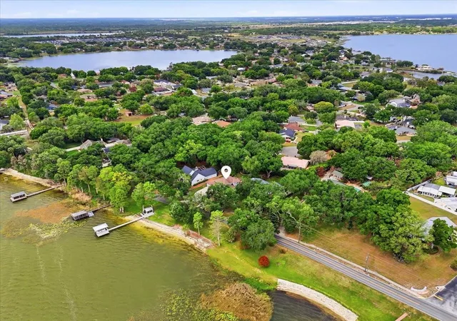 Photo 4 of Single family home for sale at 2000 Lake Ariana Blvd, Auburndale, FL 33823 | MLS# P4938164 | Listing updated on 2026-09-28
