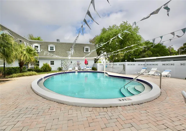 2nd image of 1713 Belleair Forest Dr, BELLEAIR, FL 33756