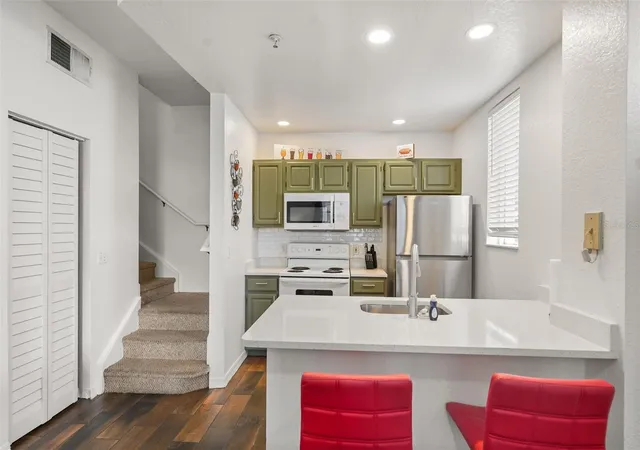 Listing Photo 4 - Condo for sale in building located at 4021 Venetian Bay Dr, KISSIMMEE, FL 34741 - Unit #101