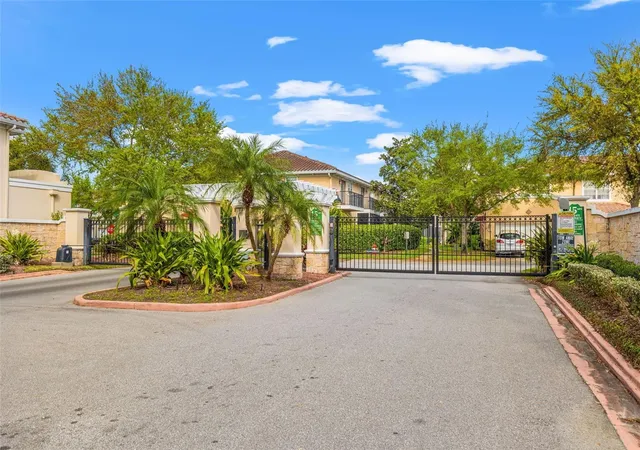 Photo 4 of Townhouse for sale at 184 Valencia Cir, Saint Petersburg, FL 33716 | MLS# TB8487687 | Listing updated on 2026-08-25