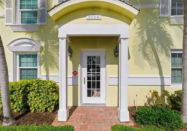 Photo 2 of Condo for sale at 5005 Coquina Key Dr Se #E, St Petersburg, FL 33705 | MLS# TB8487712 | Listing updated on 2026-09-05