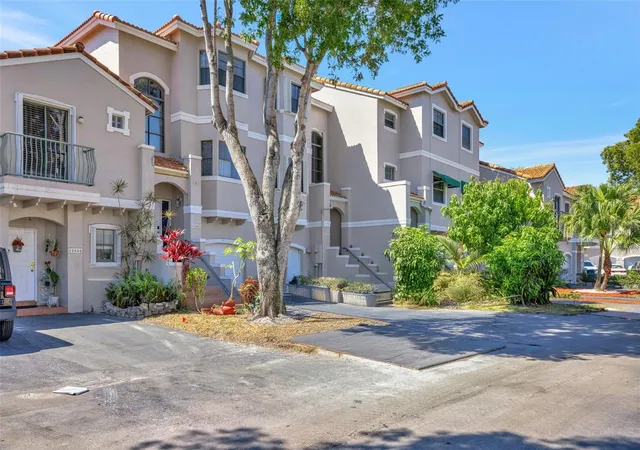 3rd image of 12662 Nw 14Th St, Sunrise, FL 33323 | MLS# S5146043