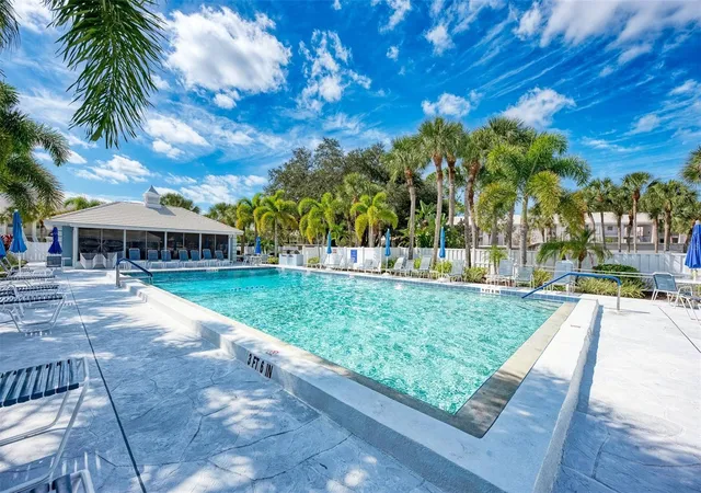 Listing Photo 2 - Condo for sale in building located at 433 Cerromar Ln, VENICE, FL 34293 - Unit #341