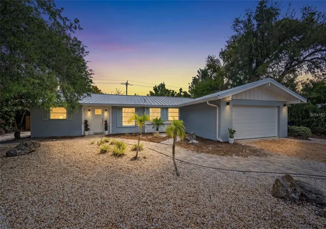 Photo 1 of Single family home for sale at 611 Venice Ln, Sarasota, FL 34242 | MLS# A4686684 | Listing updated on 2026-08-23