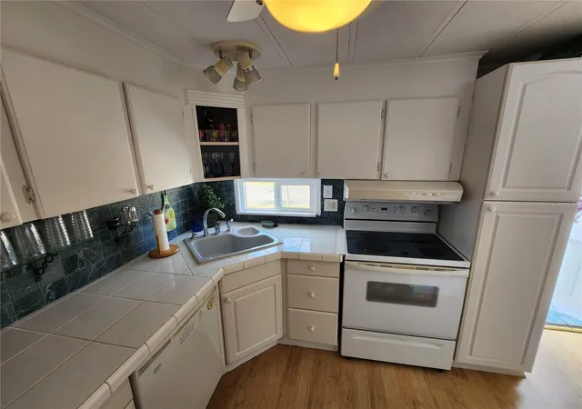 3rd image of 305 Batan Ct, Bradenton, FL 34207 | MLS# A4686716