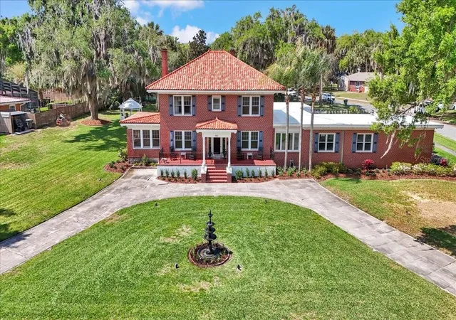 3rd image of 405 Lakeshore Dr, Leesburg, FL 34748 | MLS# OM721071