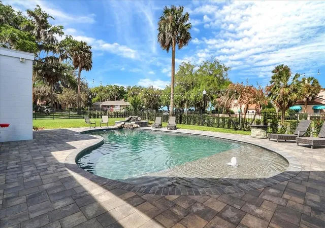 5th image of 405 Lakeshore Dr, Leesburg, FL 34748 | MLS# OM721071