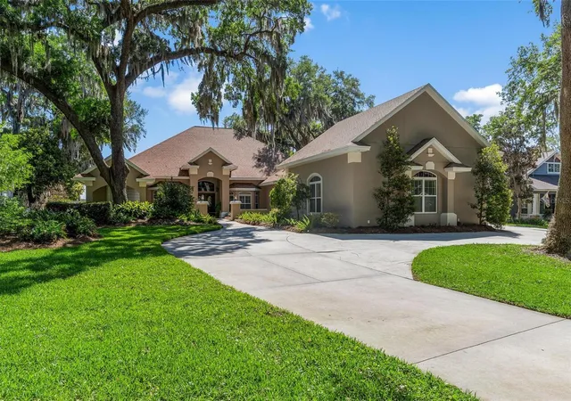 Homes for sale in Fruitland Park, FL | 926 Hawk Lndg, Fruitland Park, FL 34731 | MLS# G5109780