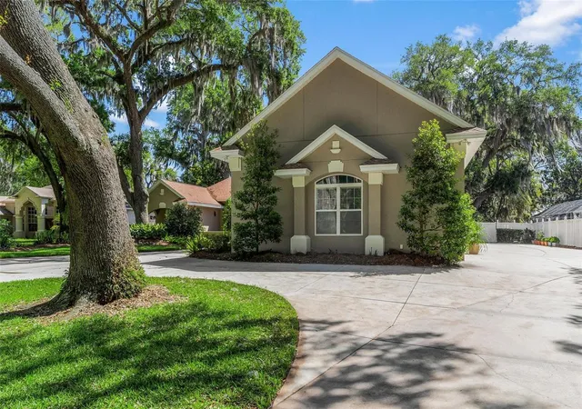 Homes for sale in Fruitland Park, FL | 926 Hawk Lndg, Fruitland Park, FL 34731 | MLS# G5109780