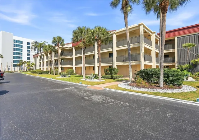 2nd image of 868 Bayway Blvd, CLEARWATER BEACH, FL 33767