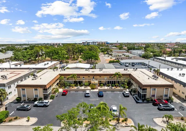 2nd image of 210 Park Blvd N, VENICE, FL 34285
