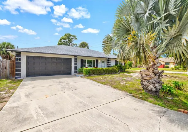 Photo 1 of Single family home for sale at 3310 Siesta Dr, VENICE, FL 34293 | MLS# A4686880 | Listing updated on 2026-10-09