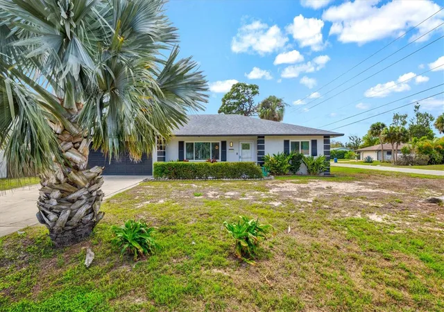 Photo 3 of Single family home for sale at 3310 Siesta Dr, Venice, FL 34293 | MLS# A4686880 | Listing updated on 2026-10-09