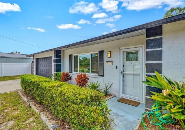 Photo 3 of Single family home for sale at 3310 Siesta Dr, Venice, FL 34293 | MLS# A4686880 | Listing updated on 2026-10-09