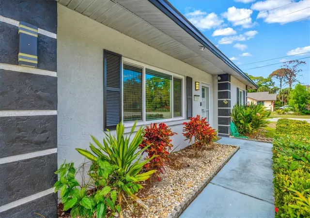 Photo 4 of Single family home for sale at 3310 Siesta Dr, Venice, FL 34293 | MLS# A4686880 | Listing updated on 2026-10-09