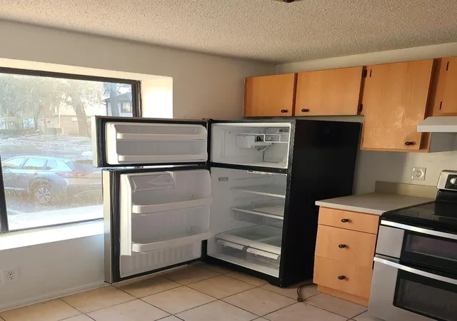Listing Photo 1 - Condo for sale in building located at 4916 Silver Oaks Vlg, ORLANDO, FL 32808 - Unit #E